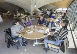 Un grupo de clientes, en la cafetería del Museo Marítimo.