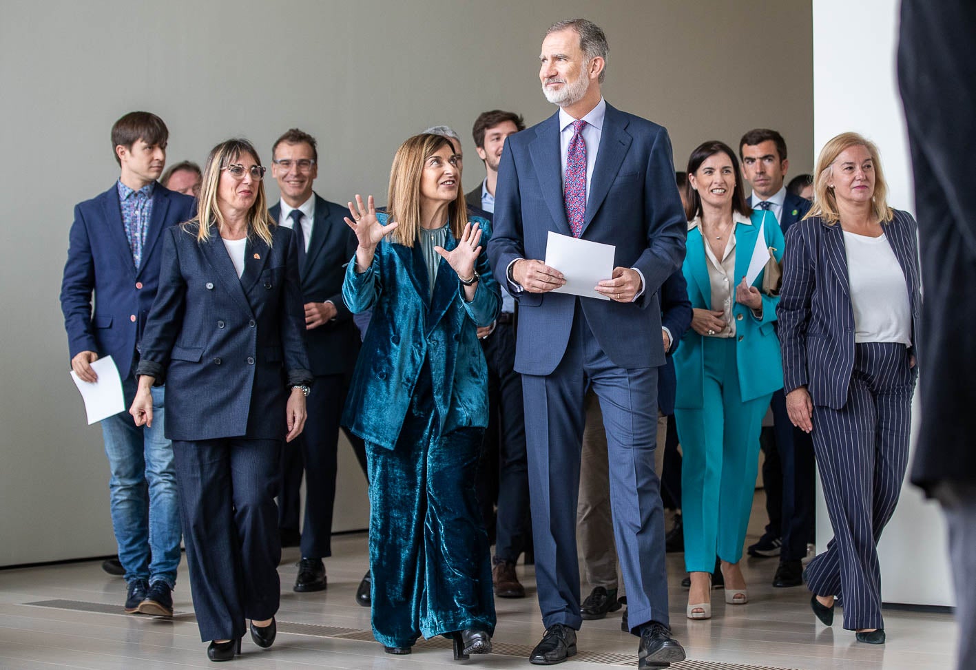 El Rey camina junto a la delegada del Gobierno, Eugenia Gómez de Diego, la presidenta del Gobierno de Cantabria, María José Sáenz de Buruaga, la alcaldesa de Santander, Gema Igual, y la presidenta del Parlamento, María José Gonzálrez Revuelta.