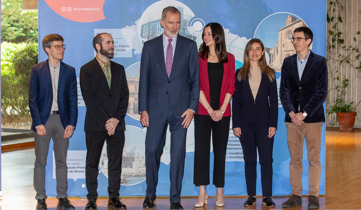 El rey Felipe VI junto a los finalistas de los Premio Princesa de Girona Investigación 2024 dentro del Princesa de Girona CongrestFest, celebrado en el Palacio de Exposiciones de Santander.