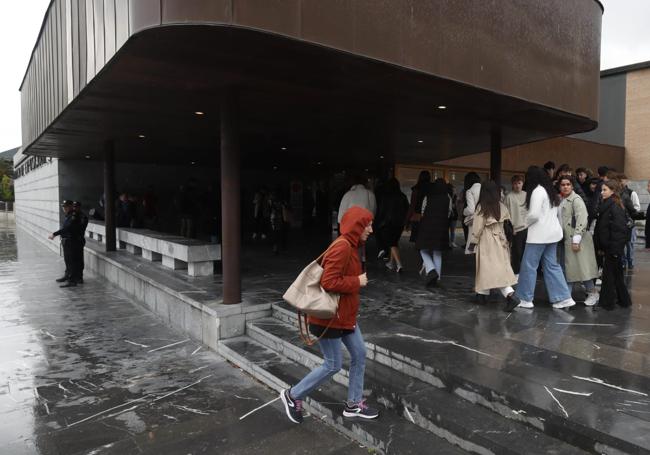 Estudiantes llegando al acto del Tour del Talento del Palacio de Exposiciones.