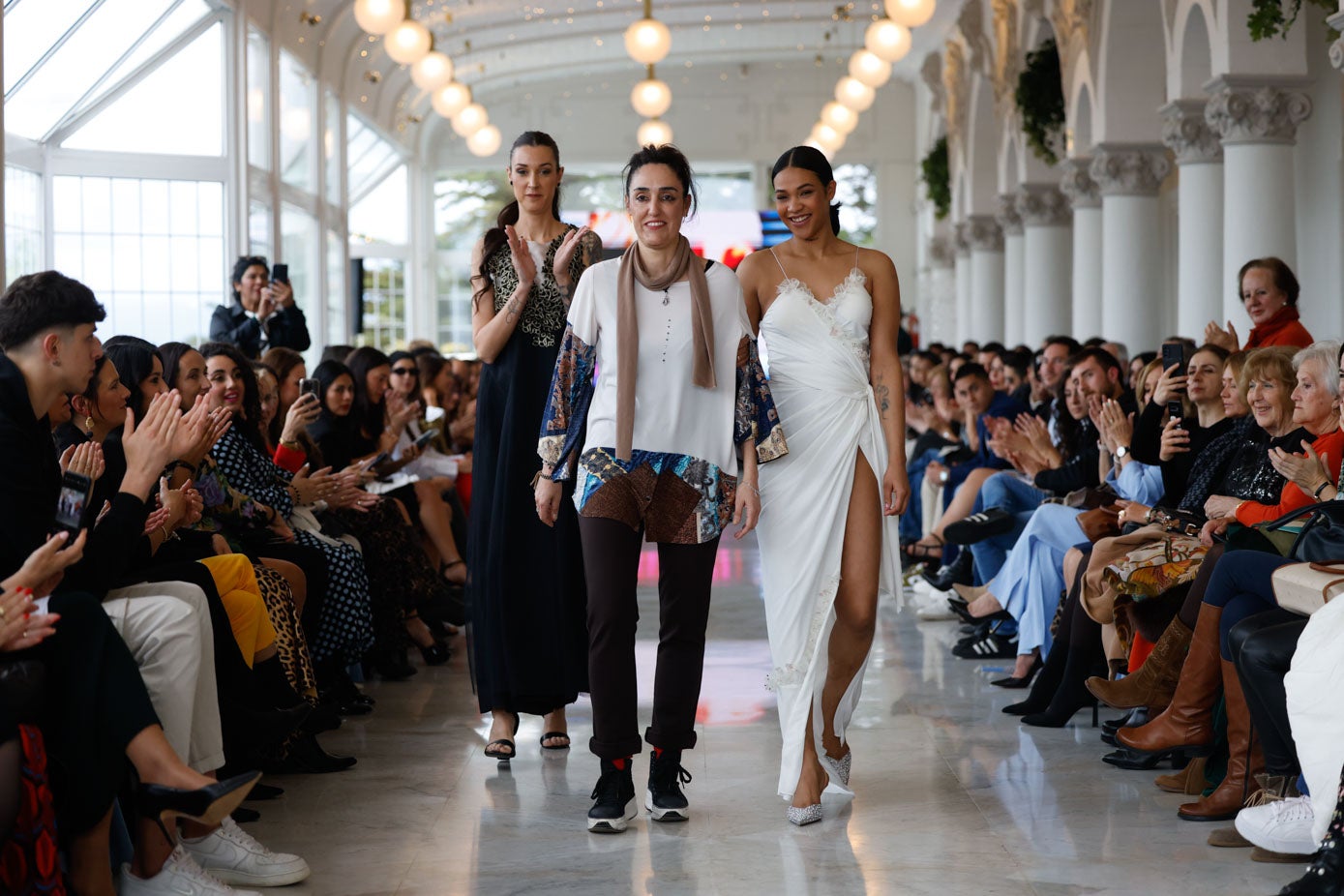 Susana Escribano trajo de León sus creaciones pensadas para la mujer urbana. En la imagen con Ariadna Vélez y Ana Plata.