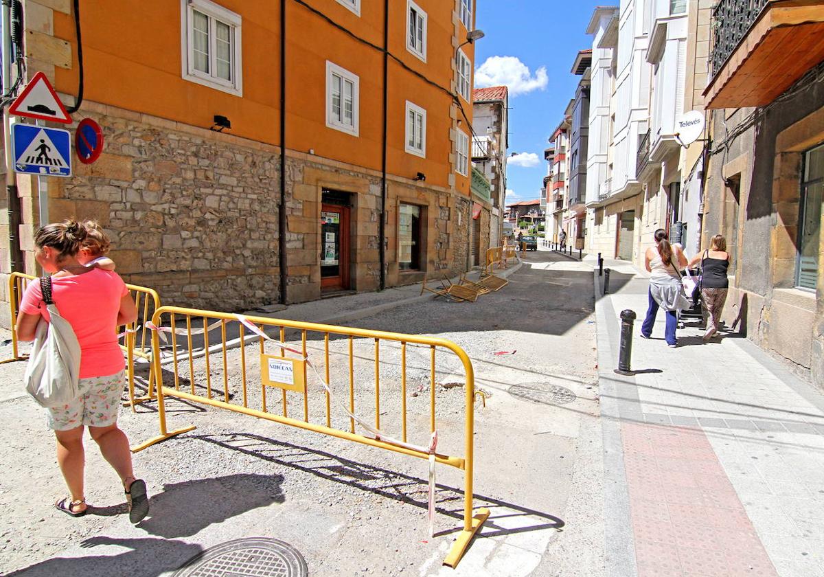 Calle Quintanal en 2015, cuando se iniciaron las obras que acabaron con desperfectos graves en las viviendas.