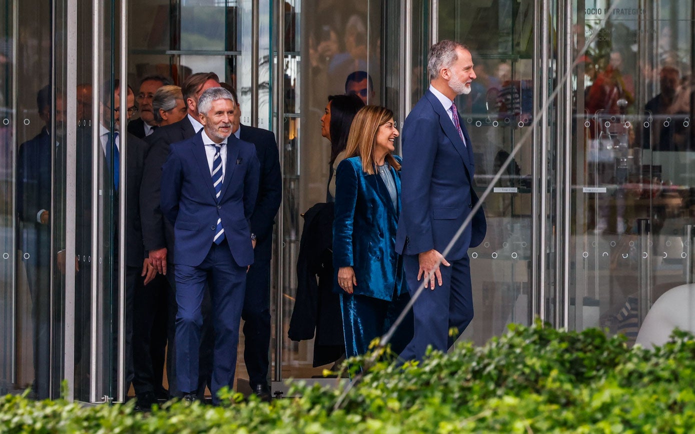 Felipe VI ha visitado la exposición de Shilpa Gupta: Yo también vivo bajo tu cielo, en el Centro Botín.