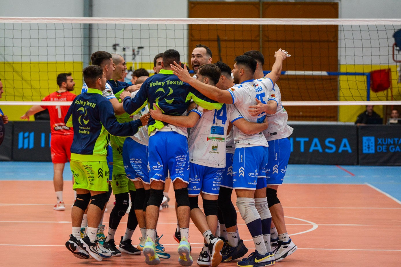 Los jugadores del Textil celebran su triunfo ante el Utrera.