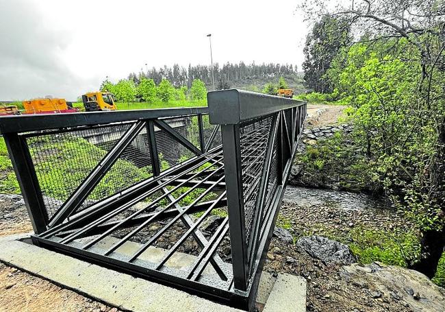 La infraestructura permite cruzar el río con seguridad.