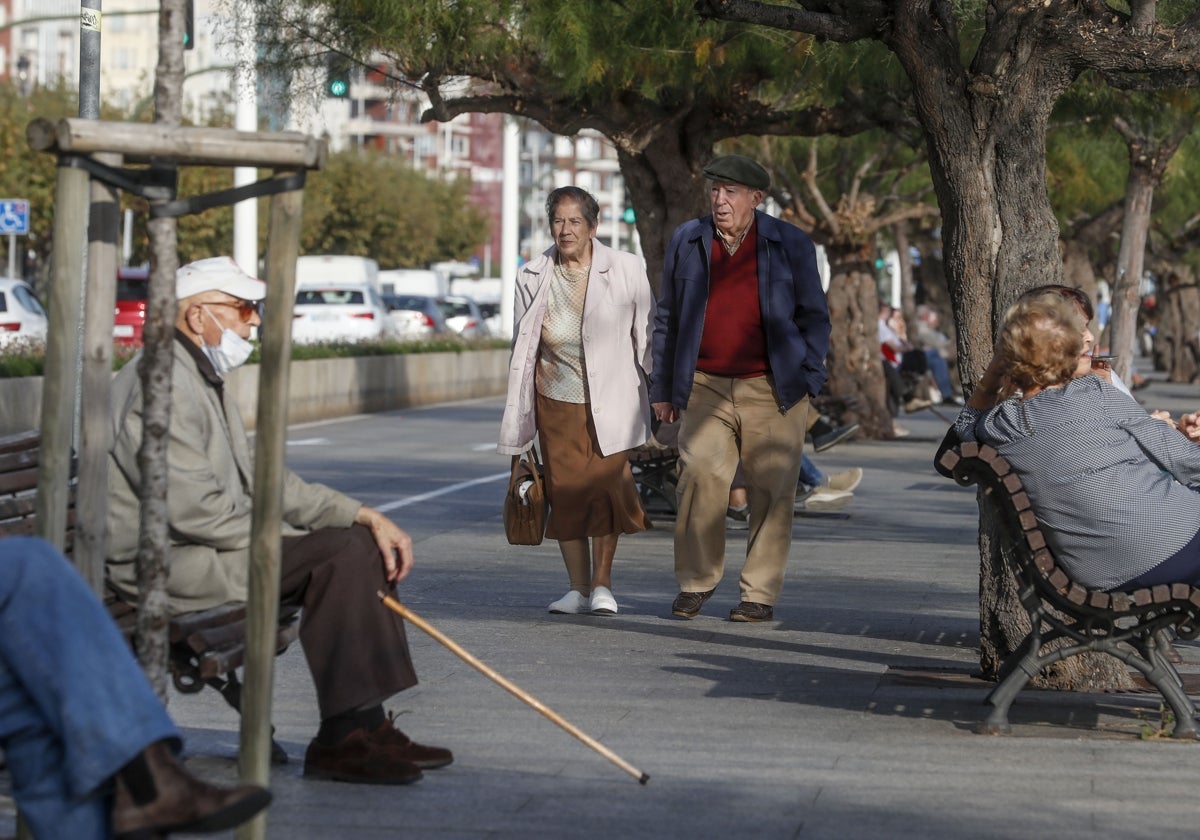 Pensionistas caminando por el Paseo Pereda, en Santander.