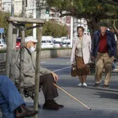 Pensionistas caminando por el Paseo Pereda, en Santander.