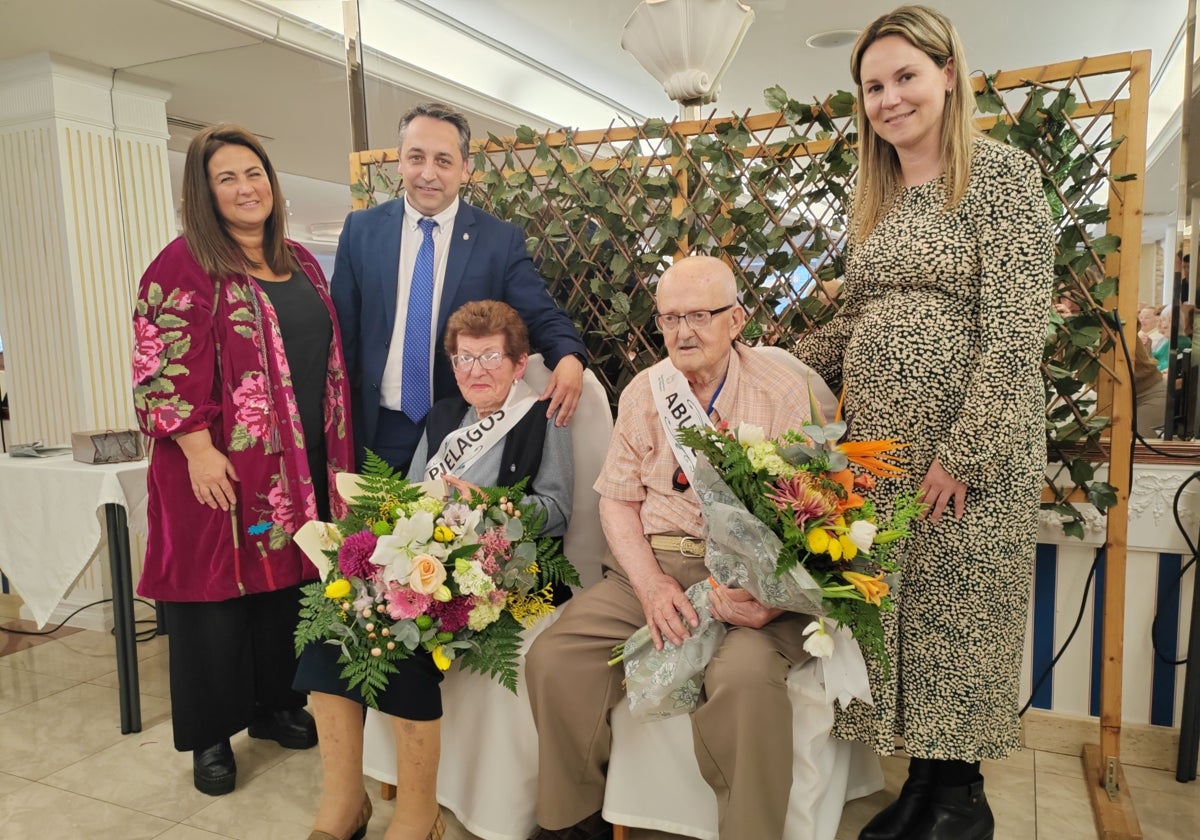 Los Abuelos de Piélagos 2024, Isabel Michelena, de 104 años, y Emiliano Cosío, de 94, junto a la consejera de Inclusión Social, Begoña Gómez, el alcalde de Piélagos, Carlos Caramés, y la concejala de Cultura, Carmen Bedoya.