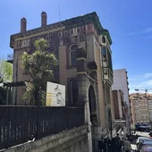 El palacete data de 1888 y se ubica en la calle López Dóriga, más conocida como Cuesta de las Cadenas.