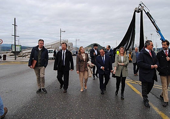 Artime (tercera por la izquierda), en el puerto de Santoña con autoridades regionales y locales.