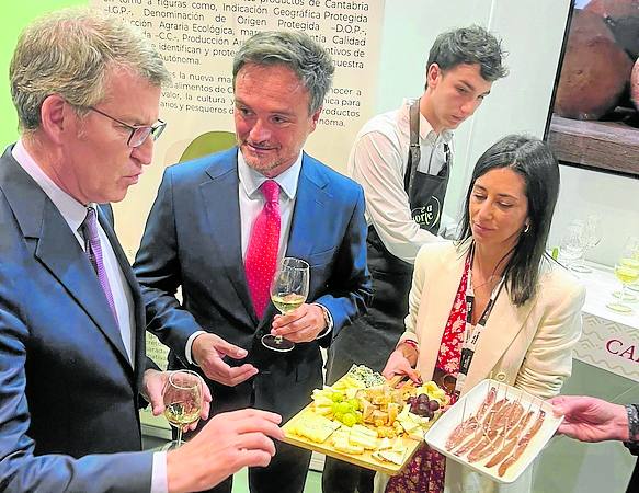 Alberto Núñez Feijóo se detuvo en el estand de Cantabria. Probó quesos y anchoas. Junto a él Juan Luis Centeno Odeca) y Paloma Fernández (Acequeso). 