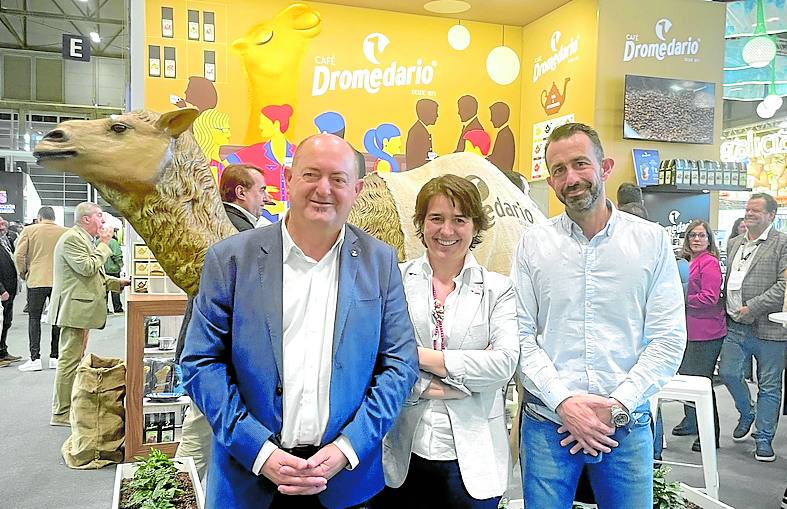 José Luis Rodríguez, Charo Baqué y Fernando Franco, de Café Dromedario.