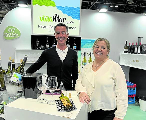 Antonio Merino y Eva Sánchez, de Bodega Casa Pago del Blanco, en Voto. 