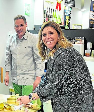 Adolfo Belaustegui y Silvia Ruiz, de Conservas Catalina, en Santoña.