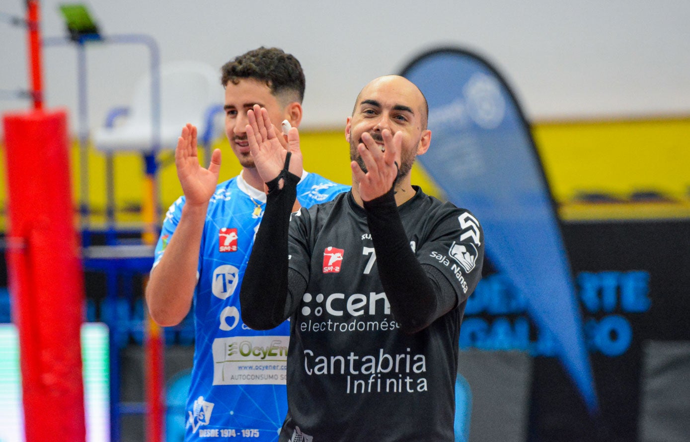 Víctor Sánchez, en primer término, junto a Roberto Rodríguez, tras el encuentro en San Sadurniño.