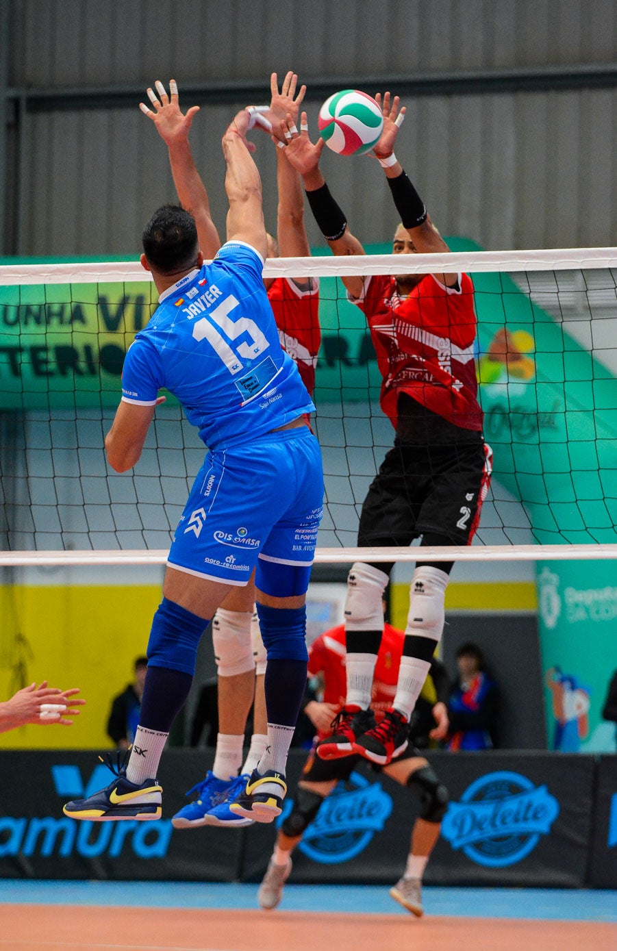 Vega remata ante dos jugadores del Tarragona.