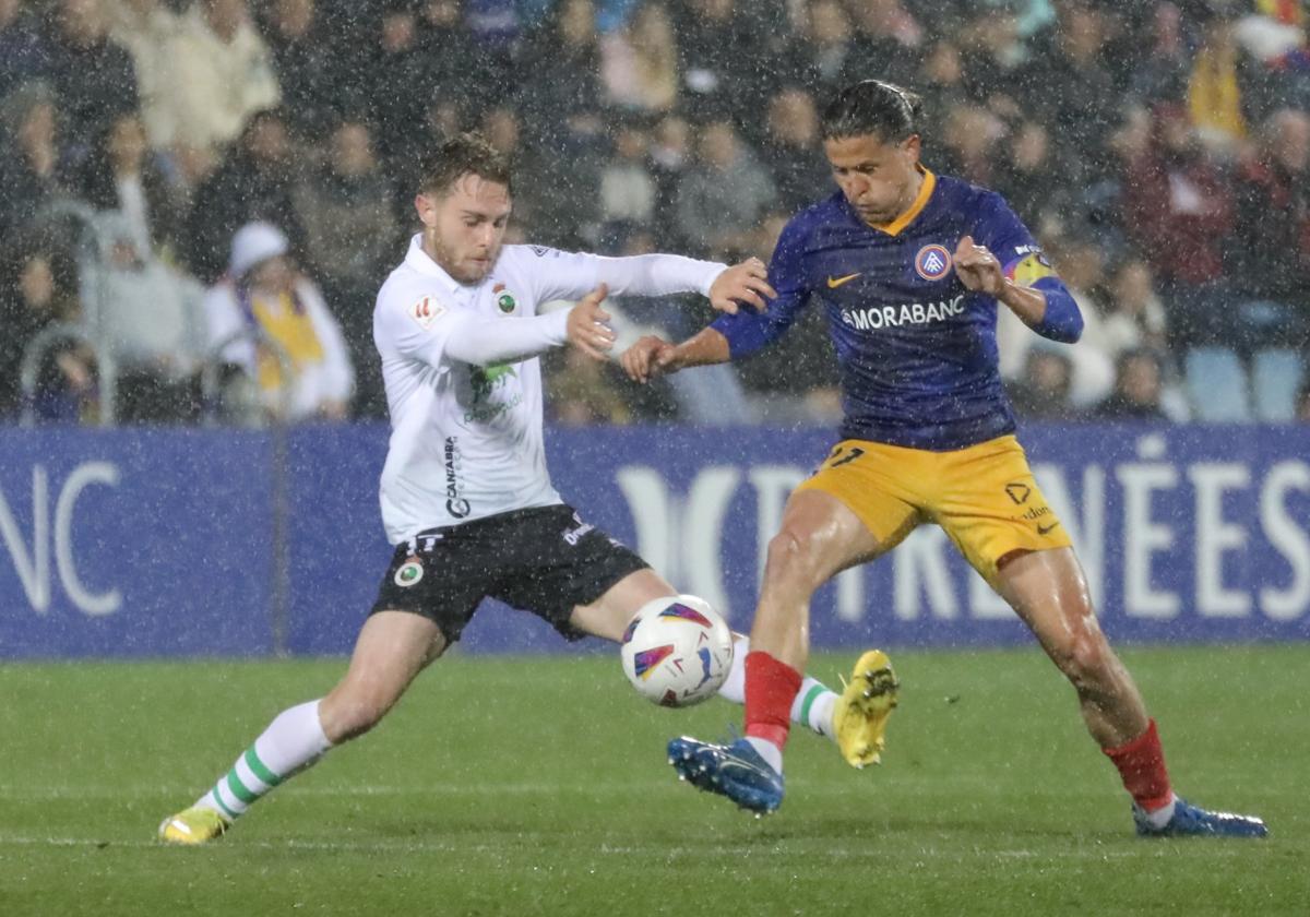 Peque pugna con Bover por hacerse con el balón en el Estadi Nacional.