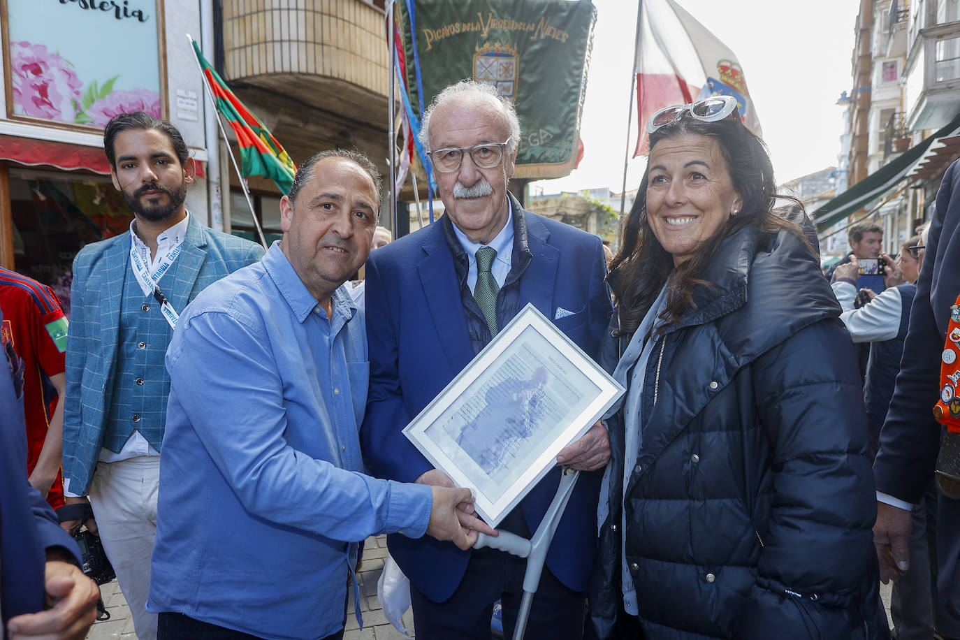 Fernando del Río, vecino de la Penilla de Cayón, le entrega a Vicente del Bosque una poema que le ha escrito.