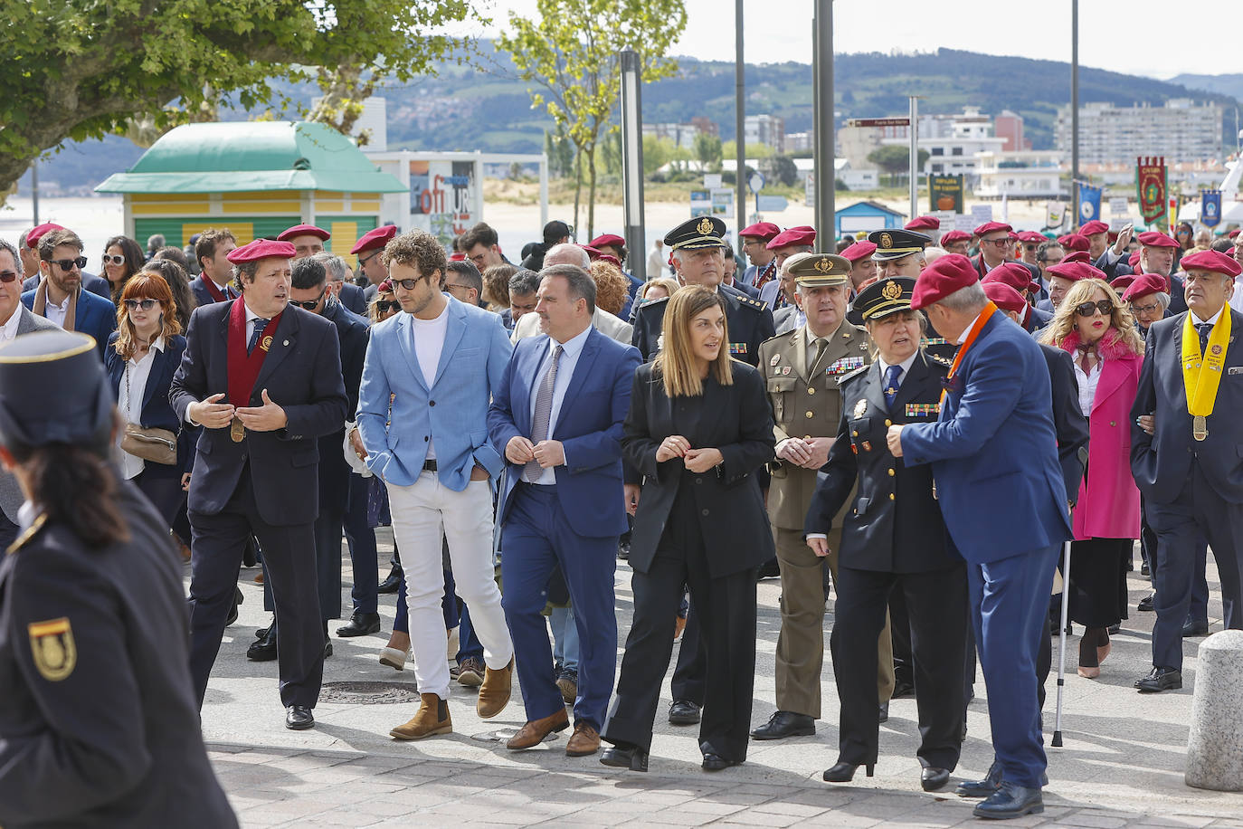 Antes de la ceremonia, los galardonados y cofrades han paseado por las calles de Santoña. 