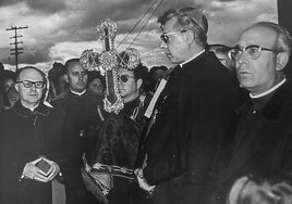 Imagen de archivo del viaje a Astorga del Lignum Crucis en 1973. En 2024 volvió a repetirse esa costumbre tras el fin del Año Jubilar.