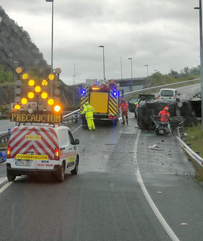 Imagen secundaria 2 - Una menor resulta herida en un accidente en la A-8 a la altura de Liendo