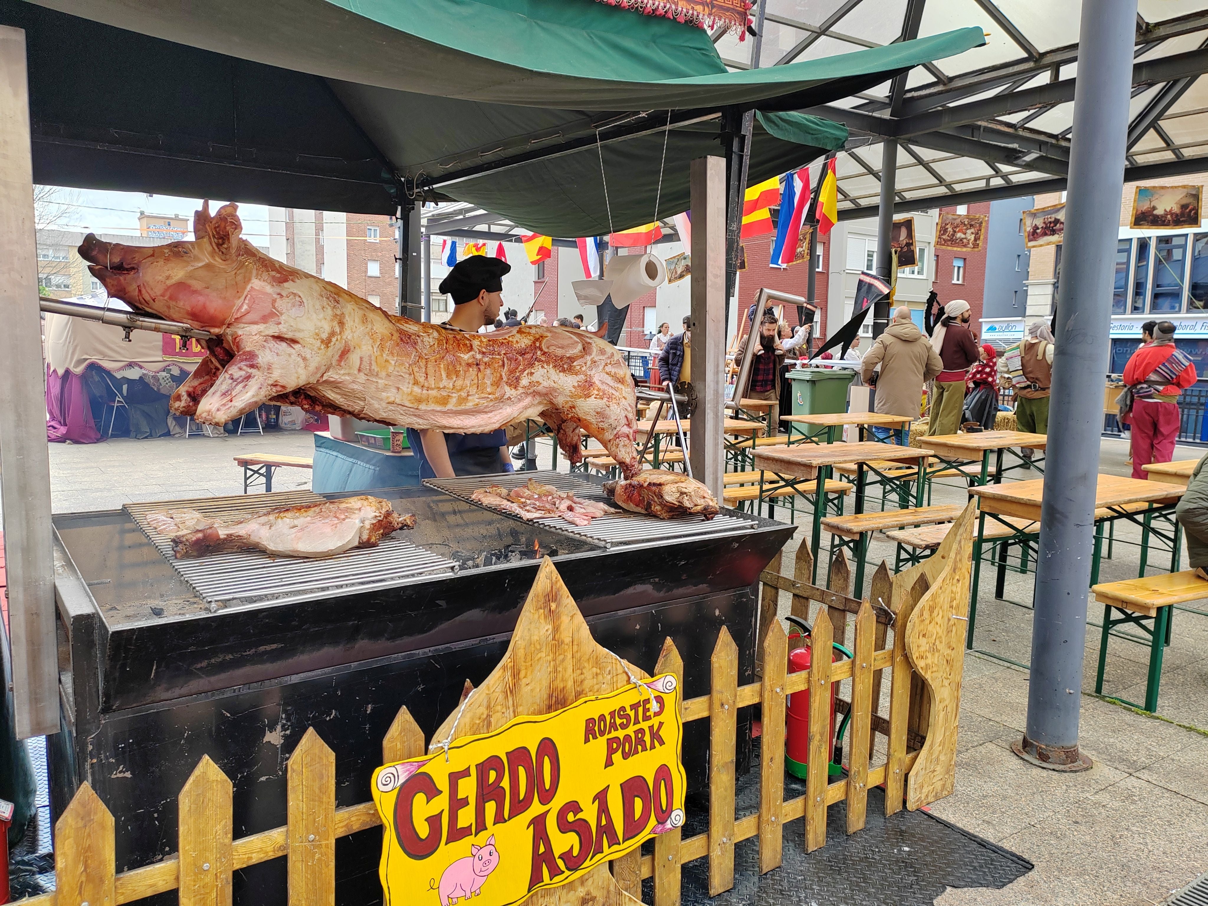 El cerdo asado, uno de los productos que el visitante puede degustar en la plaza de la Constitución. 