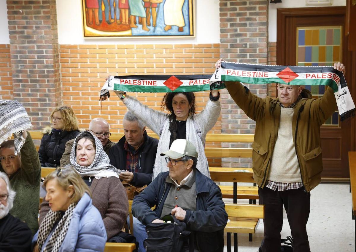 Imagen secundaria 1 - Algunos de los participantes en la iniciativa ciudadana dentro de la parroquia Pío X.