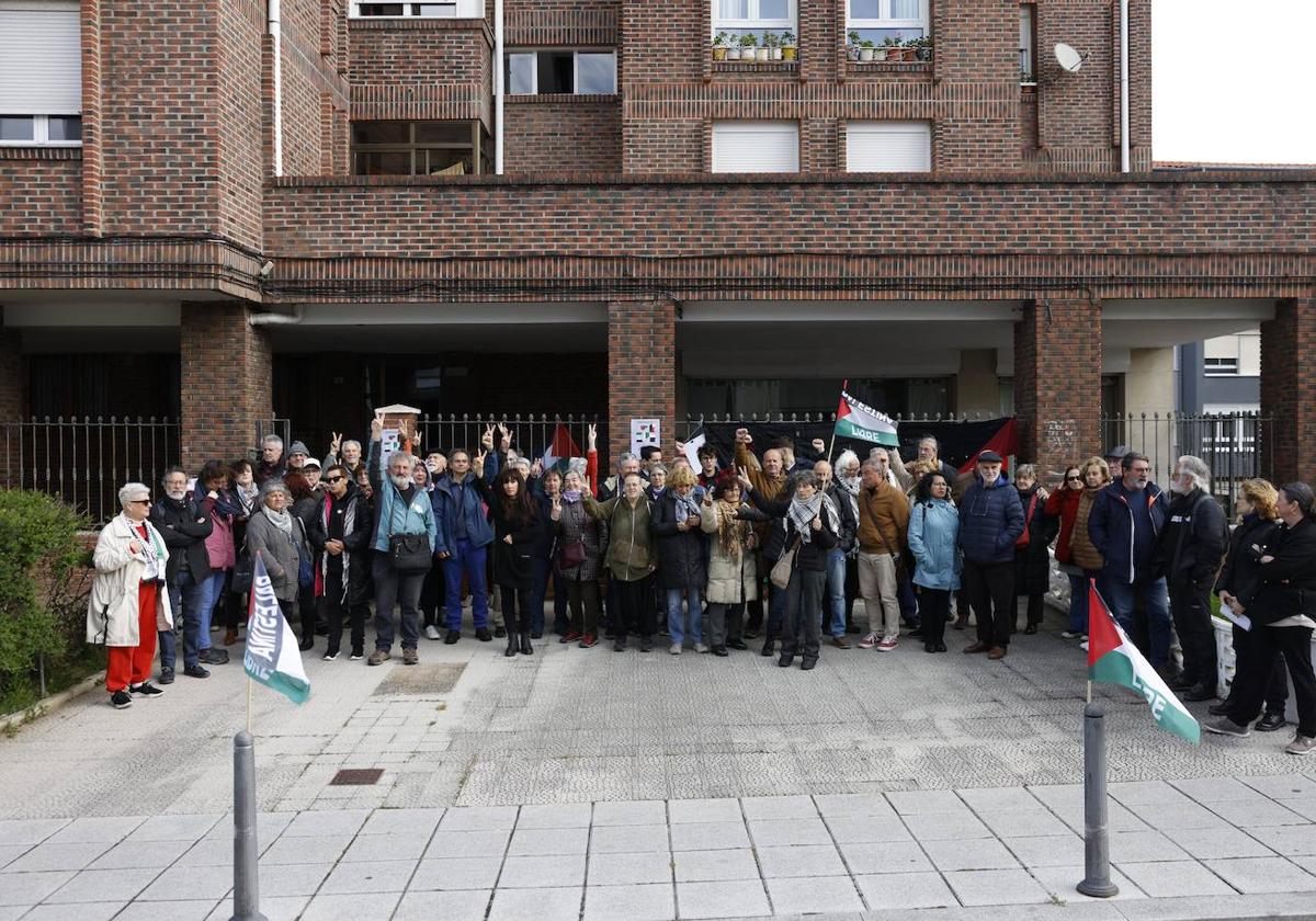 Cerca de 80 personas antes de encerrarse en la parroquia Pío X, en Santander, en apoyo a Palestina.