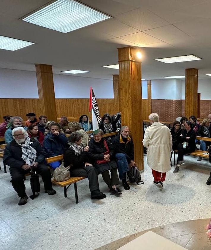 Imagen secundaria 2 - Algunos de los participantes en la iniciativa ciudadana dentro de la parroquia Pío X.