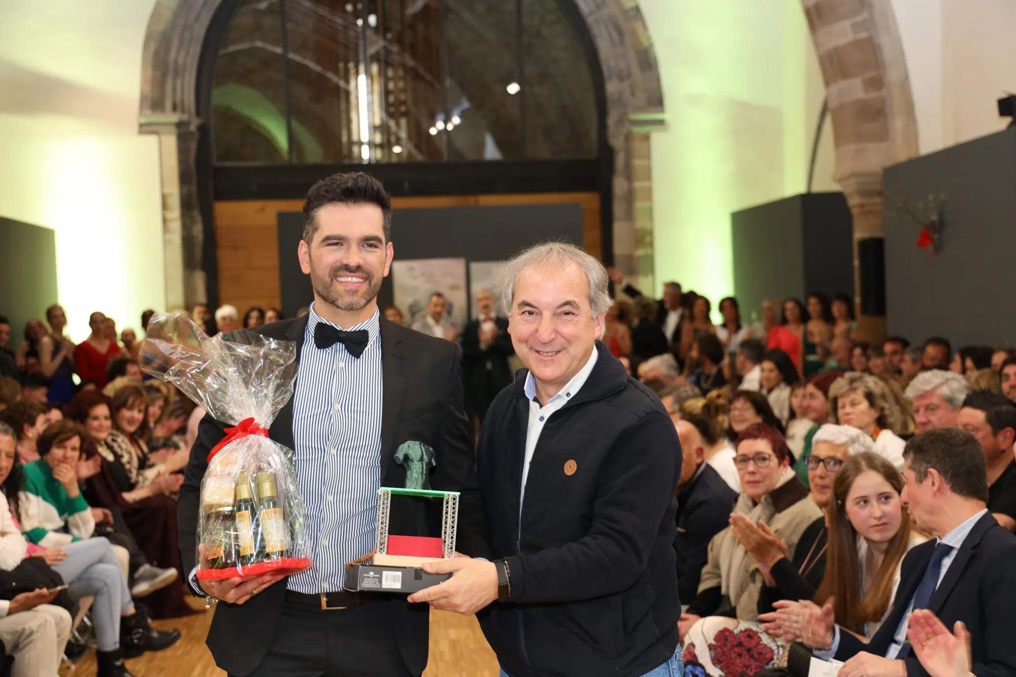 Eduardo Ribote recibe el premio de Javier Gómez, alcalde de Potes