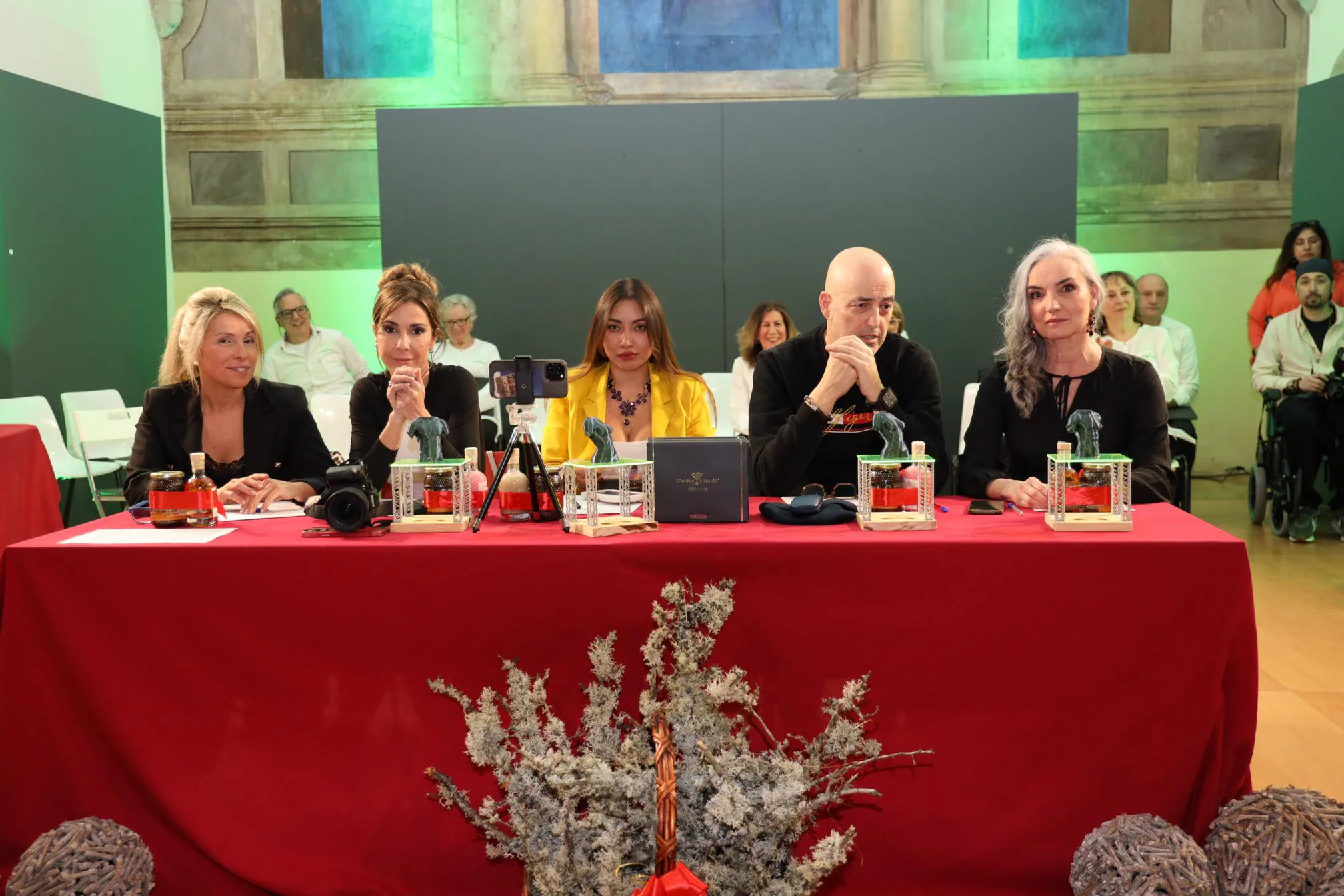 De izquierda a derecha, Amaya, Verónica Laviana, Fiorella Figueroa, Miguel Ángel Sánchez y María Encina Fernández, integrantes del jurado