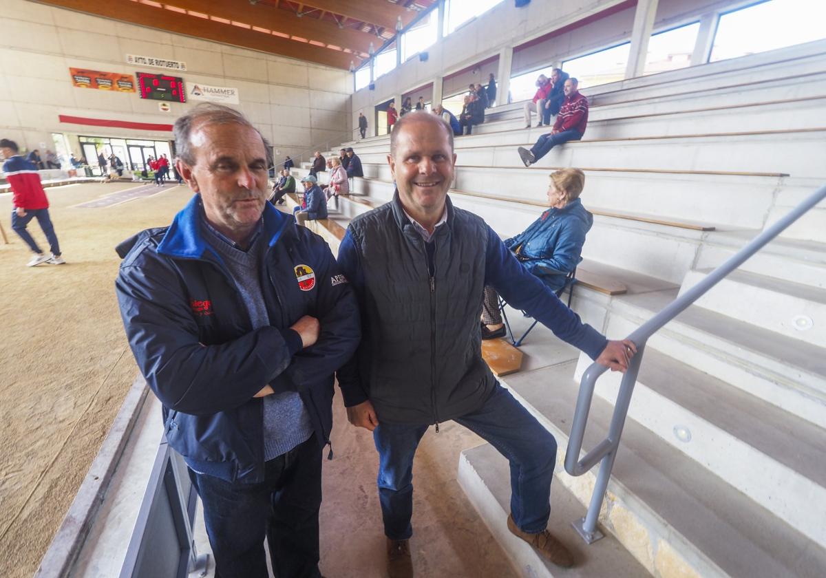 Laureano Lloreda (izquierda) y José Antonio Abascal, en la bolera de La Cavada.