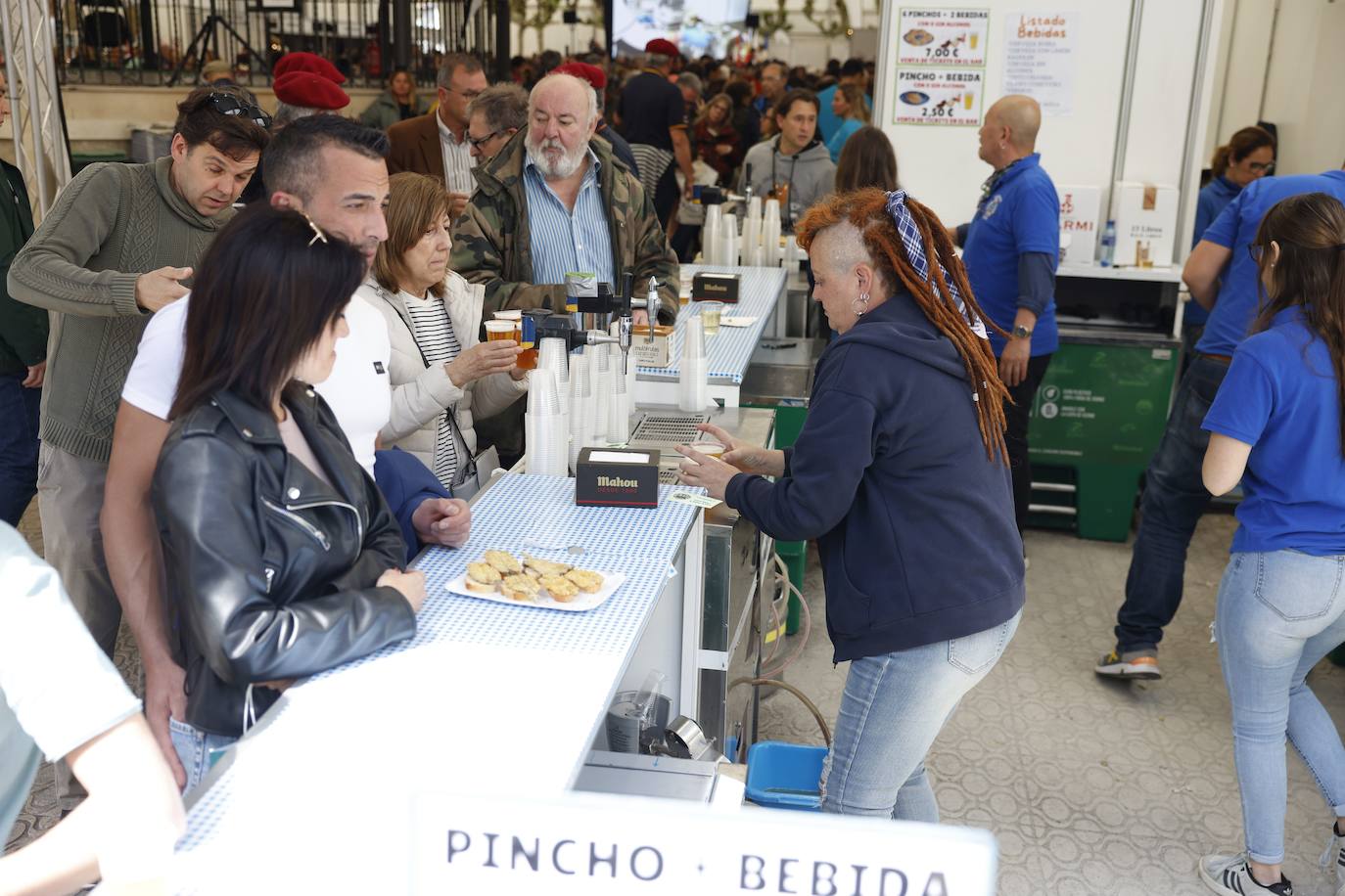 La peña Juan de la Cosa ha ofrecido en la feria sus ricos bocartes rebozados.