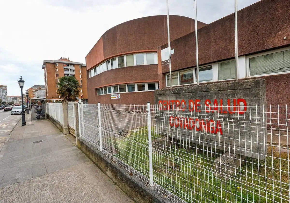 Entrada principal del Centro de Salud Covadonga, una de las zonas del edificio cerradas por la aparición de grandes grietas.