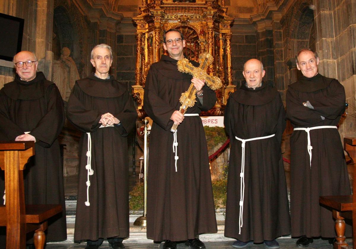 Los franciscanos que en 2007 custodiaban el Lignum Crucis: Luis Domingo Gaya, Eliseo Bengoa, Jesús María Madariaga, Carmelo Ajuria y Juan María Azpitarte.