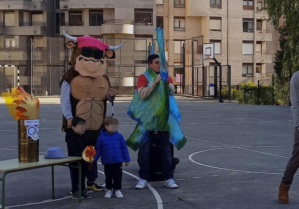 El exfutbolista José Emilio Amavisca contó anécdotas de su vida deportiva a los alumnos en la apertura de las actividades.