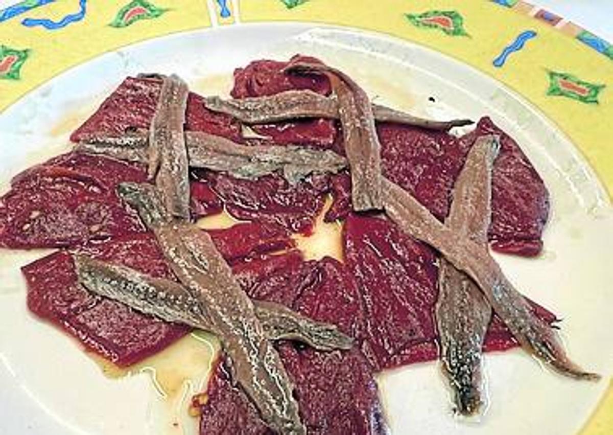 Imagen secundaria 1 - En la fotografía superior, tosta de queso Divirín. A la izquierda, anchoas y pimientos asados. Y, a la derecha, rabas de chipirón.