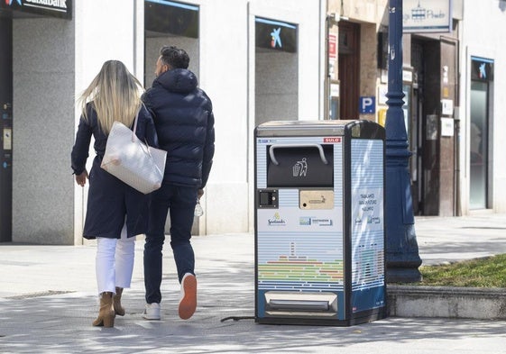 La papelera inteligente colocada en la plaza Pombo de Santander.