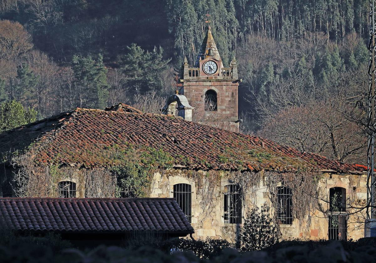 El verdín invade parte de los muros del edificio de las antiguas escuelas de Terán.