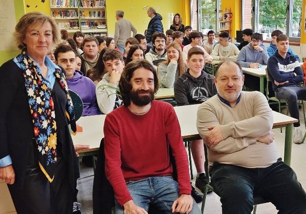 Paz Sasián, Juan Gómez y Juan José Prior en la biblioteca del IES Estelas.