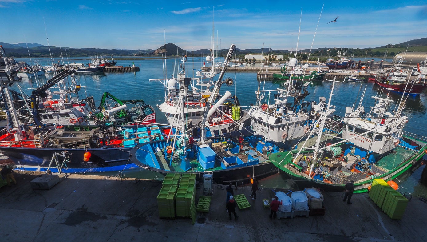 Los barcos descansan en el puerto.