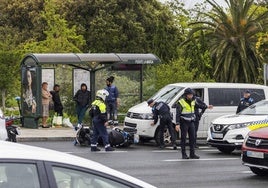 La moto de la Policía que ordenaba el tráfico en Valdecilla Sur, ayer, alcanzada por una furgoneta.