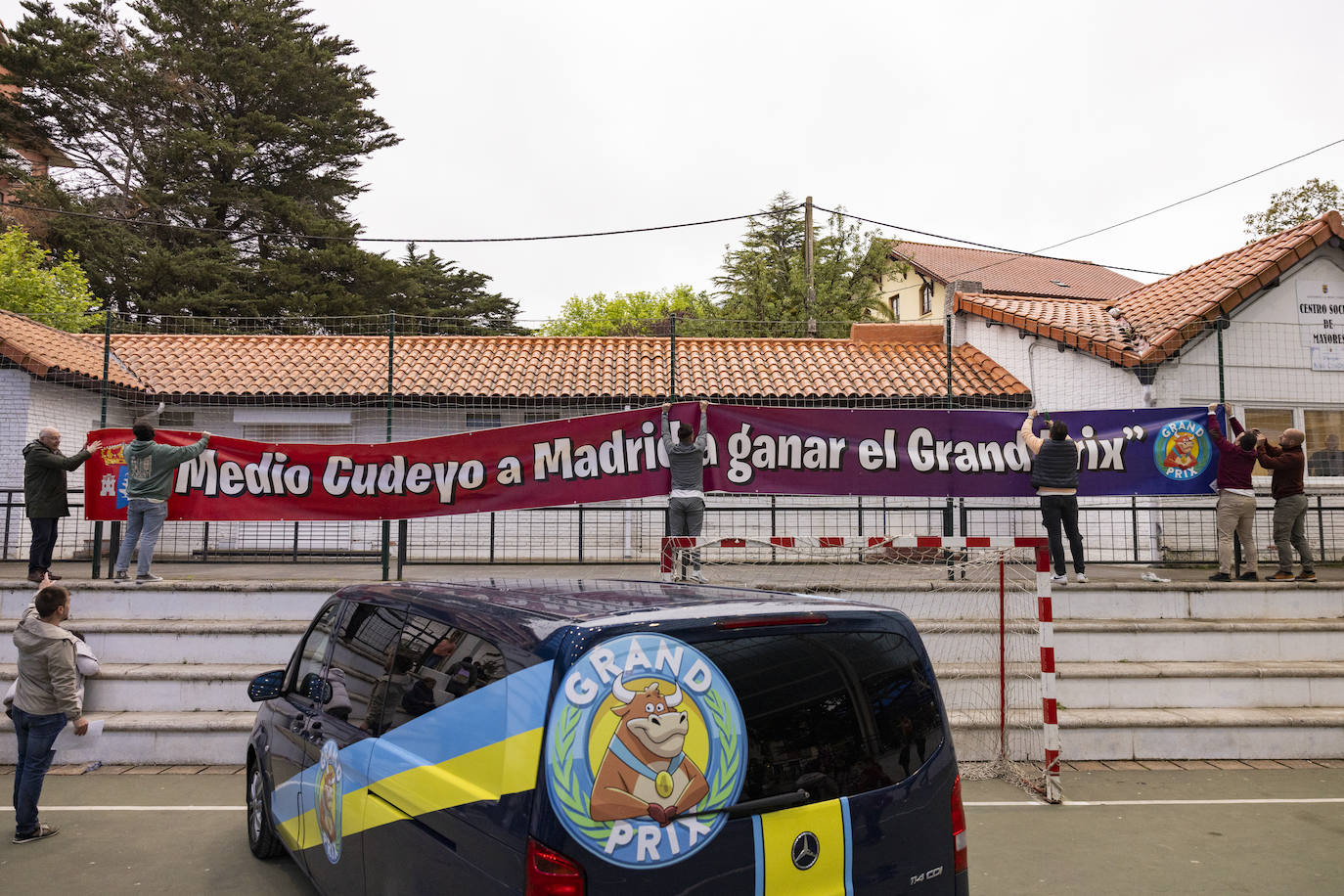 La furgoneta del programa aparcada en medio de la pista