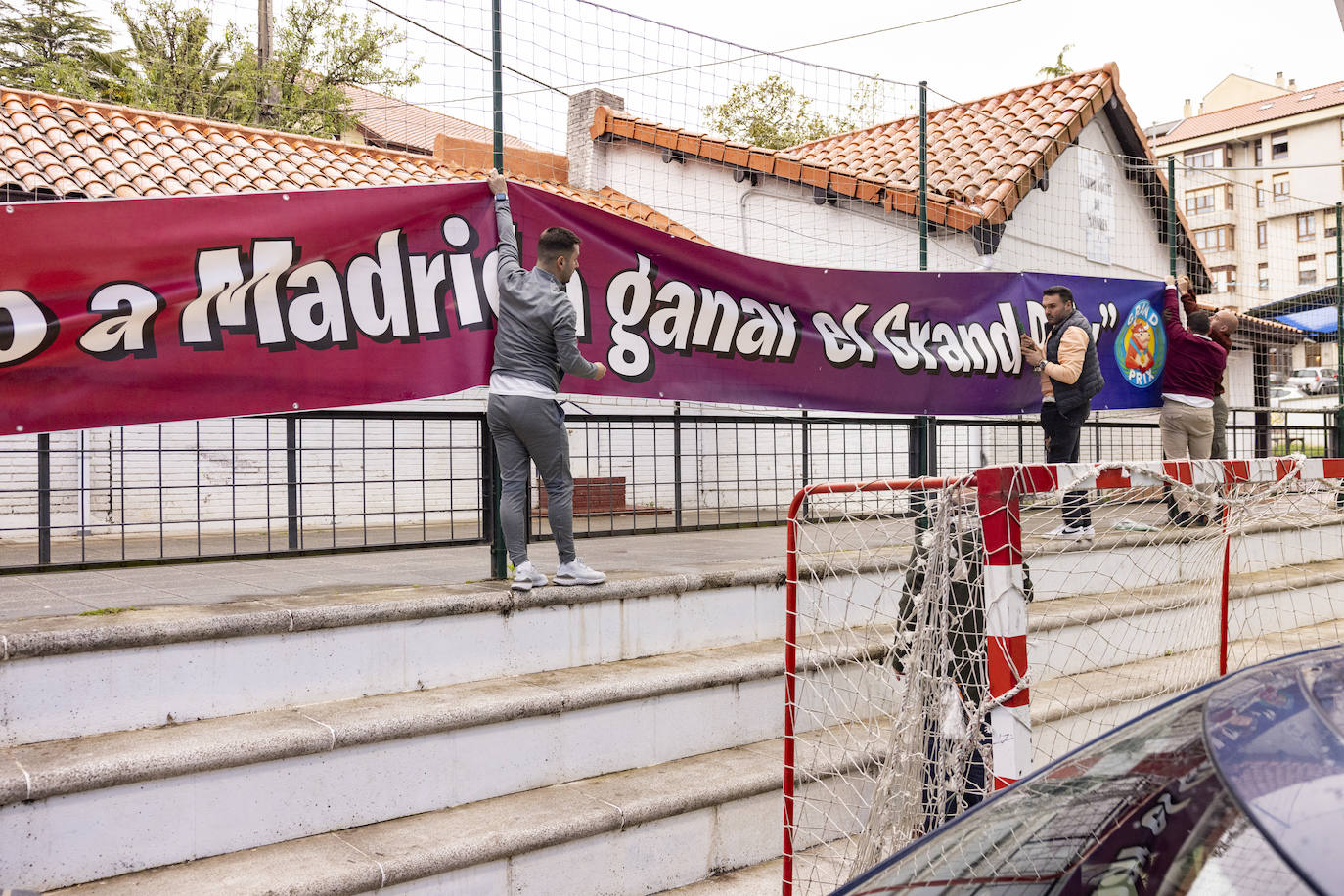 Los productores colocan un cartel con el eslogan Medio Cudeyo a Madrid a ganar el Grand Prix