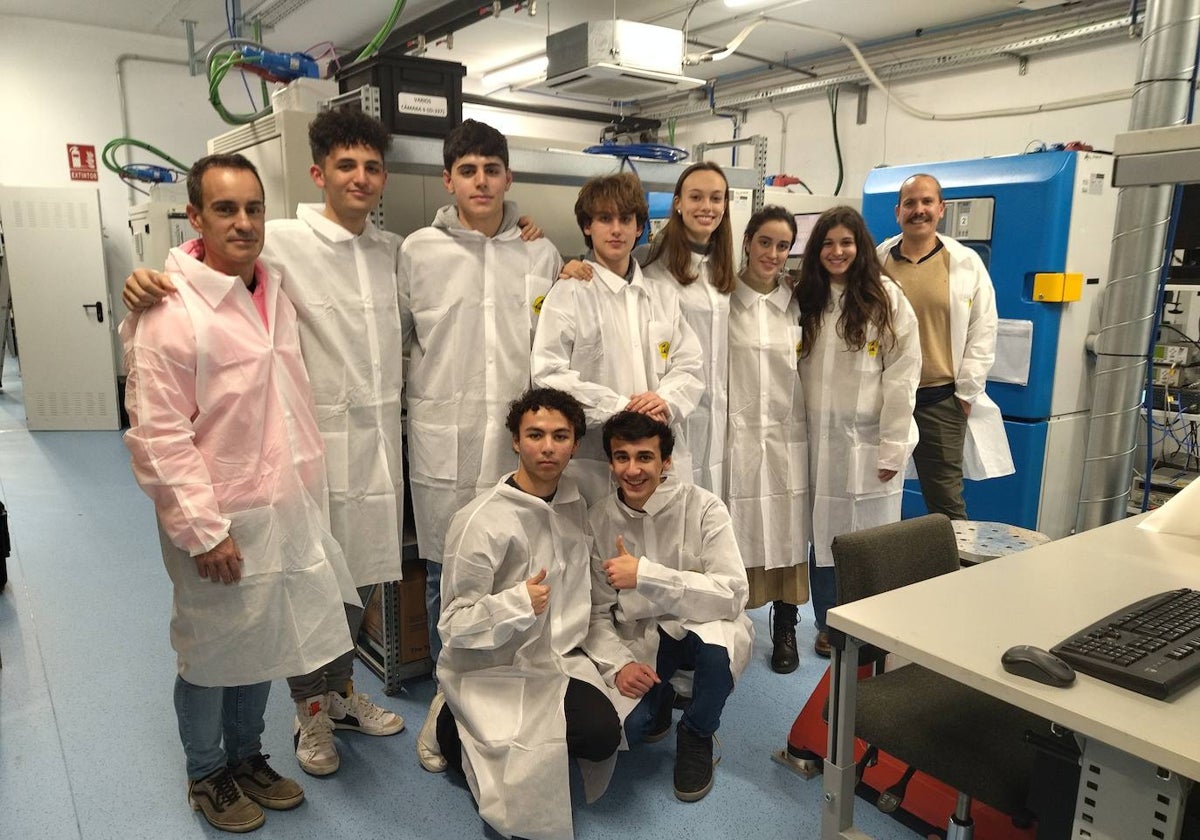 Los alumnos del Colegio Calasanz en su visita a su empresa mentora Acorde