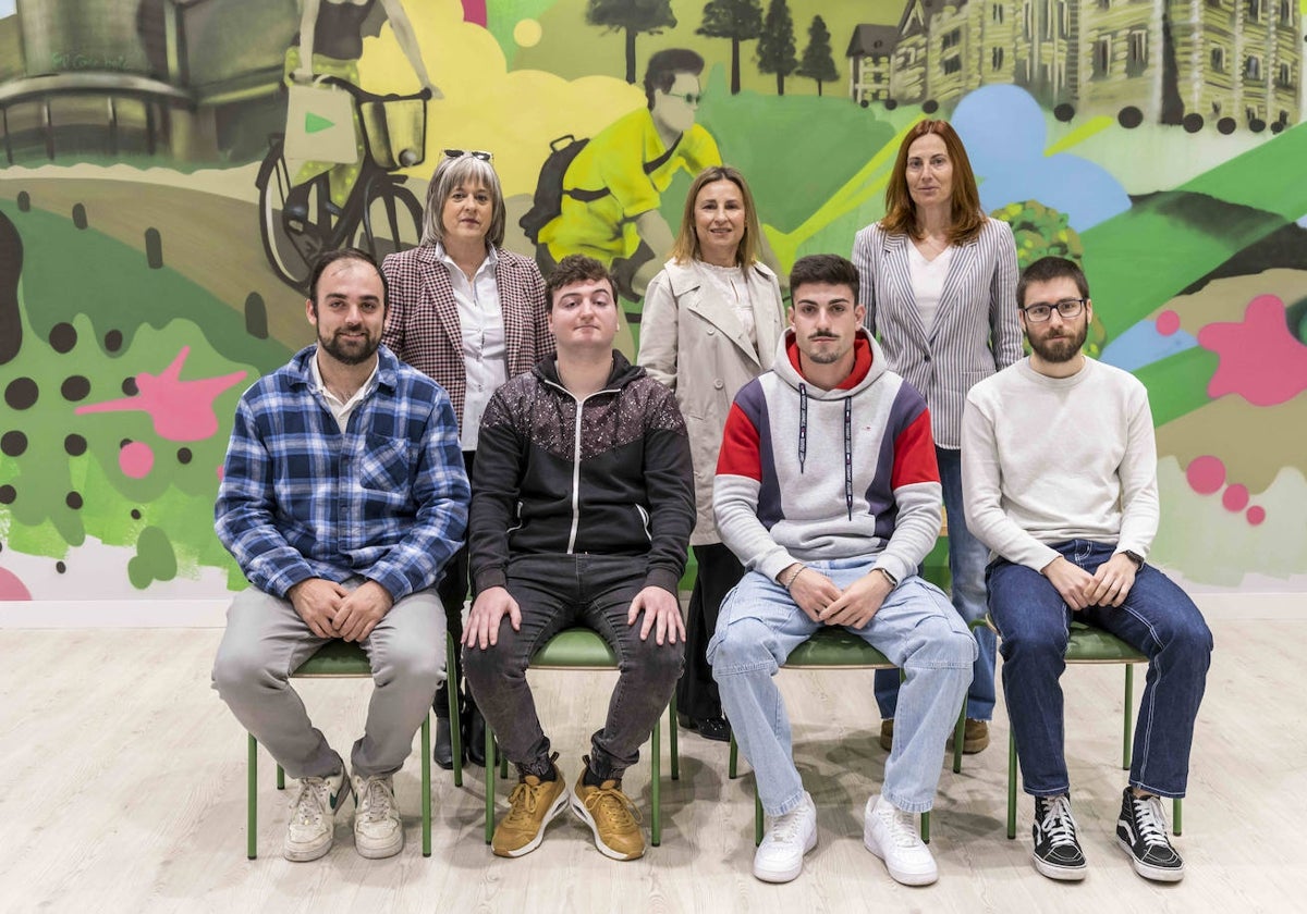 De izquierda a derecha y de arriba abajo: María Eugenia Antón (directora), Rosa Castrillo (mentora), Mª José Sardina (tutora), Francisco Garrido, José Mª Gutierrez, Jesús Villar y Alfredo García-Rojo (estudiantes).