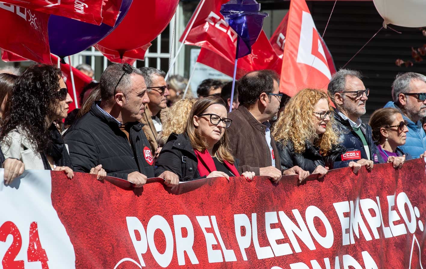 Mariano Carmona (de negro), junto a Rosa Mantecón (centro), líderes de UGT y CC OO, respectivamente.