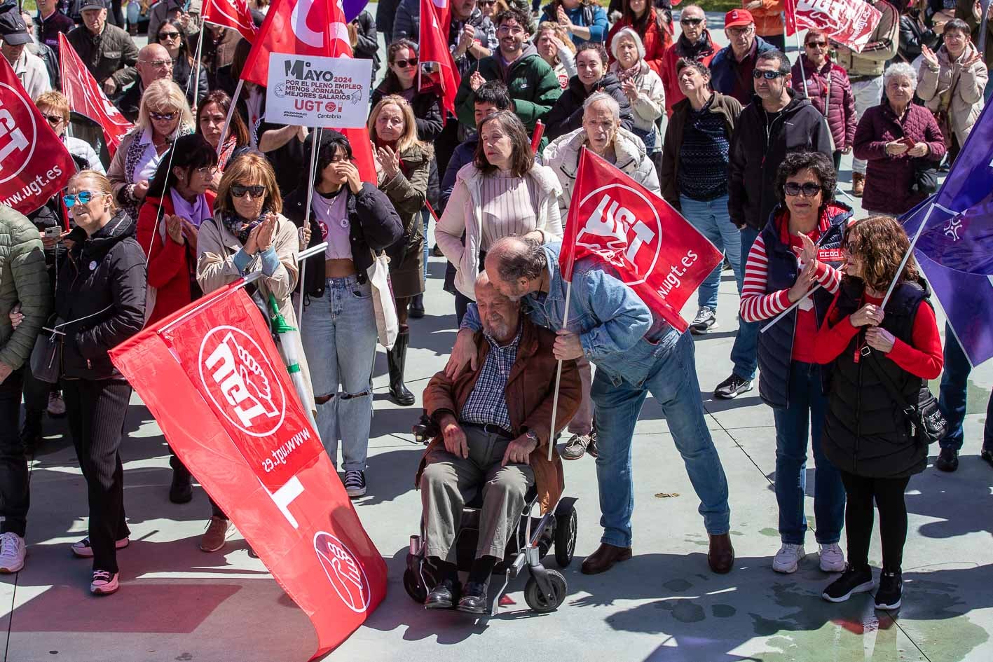 Diferentes generaciones acudieron a la manifestación. En la imagen, José Luis López Coterrillo, un histórico de Comisiones Obreras, en el momento en fue aplaudido por los manifestantes durante el discurso pronunciado por Rosa Mantecón.