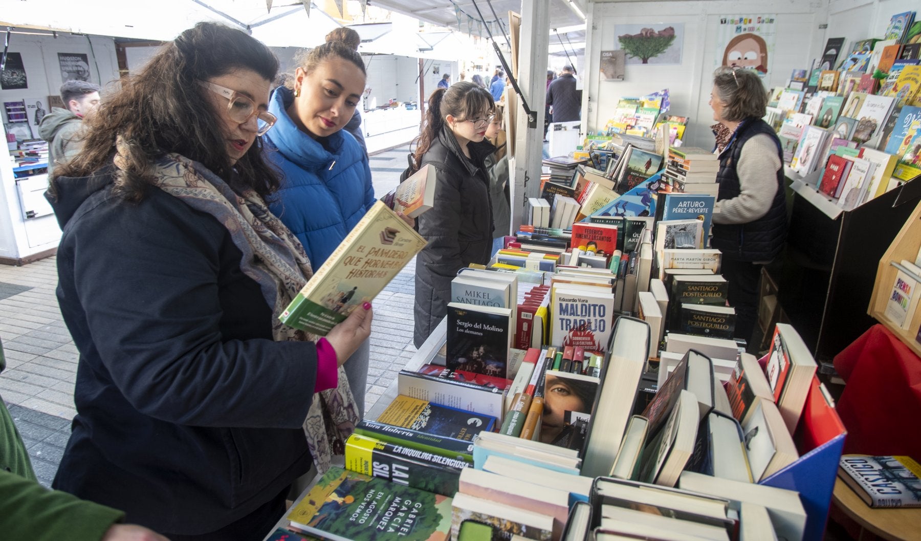 En la caseta de Tantín, varios jóvenes comparten impresiones sobre los libros expuestos. La feria permite conocer la oferta de las 13 librerías participantes.