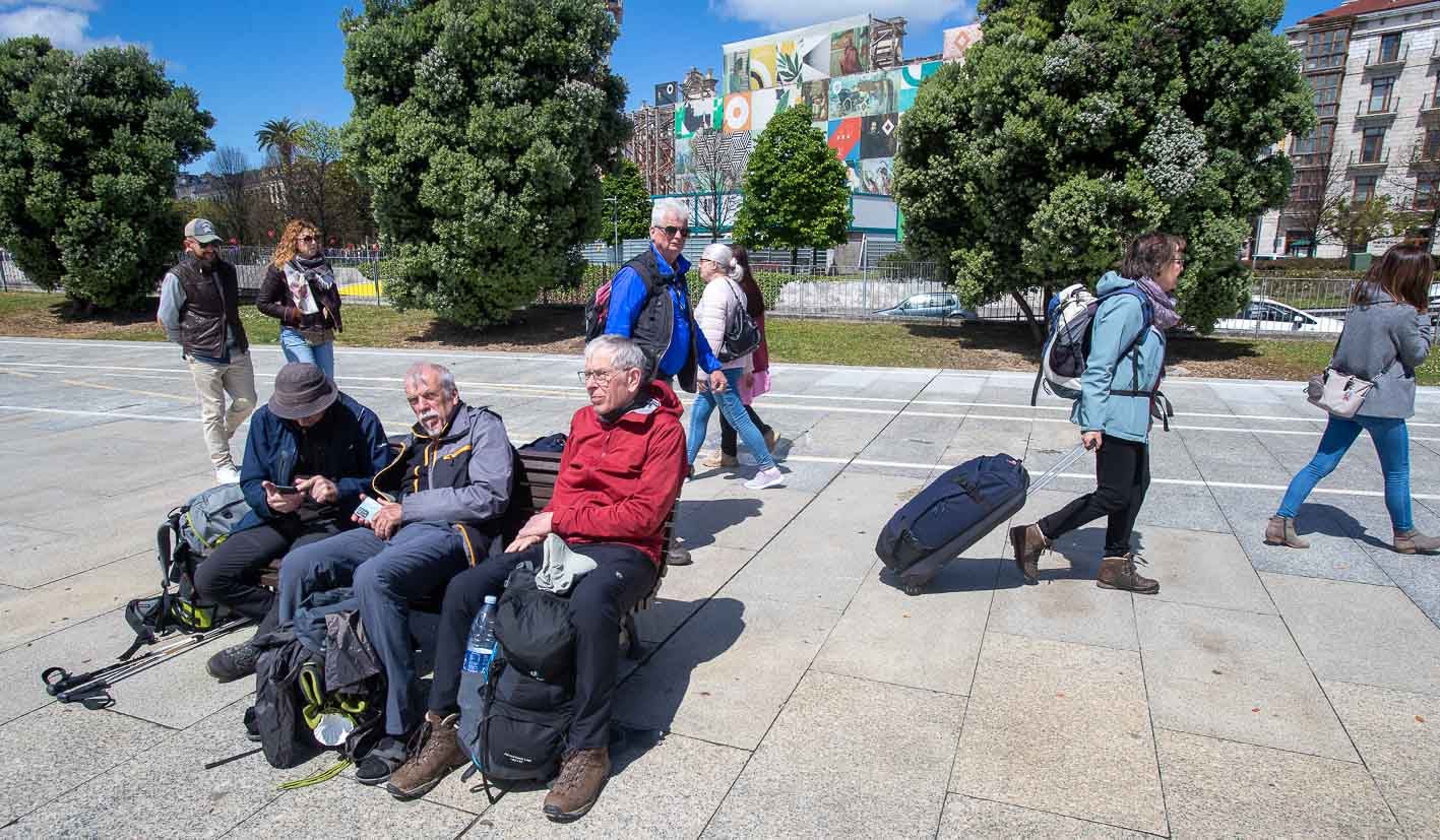 Las mochilas y las maletas distinguían a los visitantes del resto de vecinos santanderinos en este miércoles festivo. 